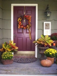 cute-and-inviting-fall-front-door-decor-ideas-5